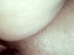 O femeie matură face o muie adâncă în gât cu vorbe murdare