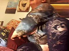Vellystig ældre kvinde tilfredsstiller sig selv og viser sin derriere på webcam