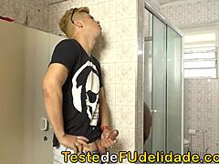 Brezilyalı milf Coroa, banyoda büyük poposunu siktiriyor