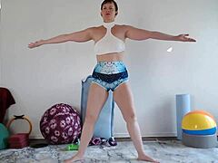 Bogini Auroras lekcja jogi 12: Trening pełen fetyszu z dojrzałą boginią