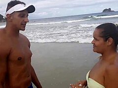 Encontrei uma mulher deslumbrante na praia e ela me proporcionou um encontro anal excepcional