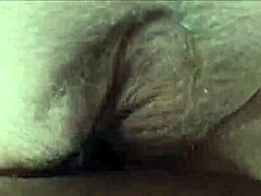 Une MILF mature avec un gros cul profite d'une baise hardcore et reçoit une douche de sperme