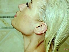 Frumusețea blondă își arată fizicul ademenitor într-o scenă de duș