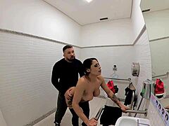 Jade cosplayer se involucra en un encuentro caliente en el baño con una MILF durante una fiesta de Halloween