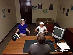 Два студента удивляют директора минетом в его кабинете