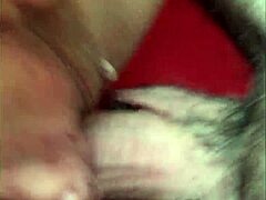 Hårig mamma njuter av grov missionärsex i hemgjord video