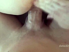 Amatérska manželka si užíva dvojitú penetráciu s tínedžerským milencom v domácom videu