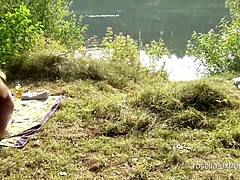 Μια ώριμη γυναίκα καταπίνει σπέρμα και ούρα δημόσια σε μια λίμνη κολύμβησης