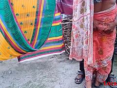 Indijska gospodinja na prostem posneta z lokalno amatersko spletno kamero