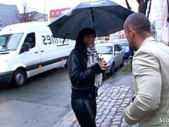 MILF amatoare germană în pantaloni de piele este futută în timpul audiției de stradă