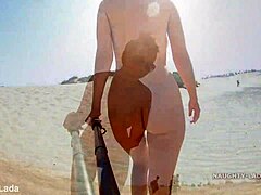 Maman se déshabille jusqu'à son bas de maillot sur la plage publique