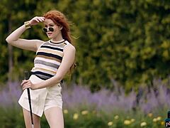 Heidi Romanova, oszałamiająca rudowłosa piękność, cieszy się nagą grą w golfa