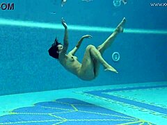 Sazan, seorang MILF Eropa yang menakjubkan, merekam adegan erotis di bawah air