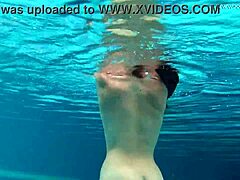 Sazan, die atemberaubende europäische MILF, nimmt erotische Unterwasseraufnahmen