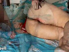 Индийска майка с големи гърди се изцапа пред скрита камера