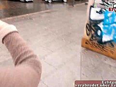 Una madre alemana rechoncha con cabello castaño es recogida en la calle