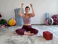 Aurora Willows conduce o clasă de yoga pentru femeile mature