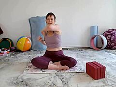 Aurora Willows conduce una lezione di yoga per donne mature
