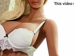 Blond moden med store bryster nyder analsex med en sexdukke