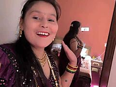 Indisk tant njuter av deepthroat från en muskulös älskare