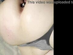 Büyük göğüslü karısı amatör bir videoda gerilir ve yüzüne boşalır