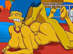 Marge, gospodinja, doživlja intenziven užitek, ko prejme vročo spermo v rit in šprica v različnih smereh. Ta neocenzurirani anime prikazuje zrele znake z velikimi ritmi in velikimi joški