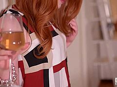 Ella Hughes, en sensuel rødhåret, tilfredsstiller sig selv med en krystaldildo i eksplicit video