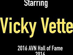 Vicky Vette, una madura rubia milf, se complace con un consolador para marcar el comienzo del año