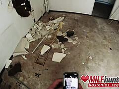 Vicky Hundt, eine dünne Milf, wird von einem Milfjäger in einem Abrissgebäude gefickt