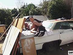 Nina Elle dan Dane Cross terlibat dalam seks yang penuh gairah di atas kereta yang rosak dalam video MILF terbaru Axel Brauns