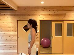 Istruttore di yoga giapponese maturo in azione