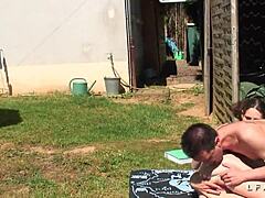 O franțuzoaică mai în vârstă cu sâni mici se bucură de jocul anal și de pumn înainte de a primi un tratament facial