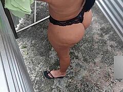 Milf Latina memamerkan pantat sempurnanya di kamera