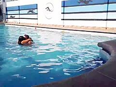 Dona de casa voluptuosa me permite fazer sexo com ela na piscina da comunidade