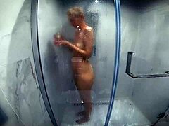 Vidéo maison d'une maman maigre aux seins naturels prenant une douche