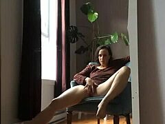 Amatorskie wideo z kamery internetowej, na którym piersiowa MILF uprawia seks sama ze sobą