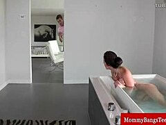 Uma mãe mais velha foi apanhada a dar prazer ao banho