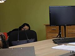 Sexo en la oficina por dinero: la agente Inga Devil seduce a una rubia durante una entrevista
