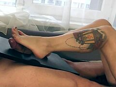 Amatorska MILF robi seksowną robotę na palcach nóg