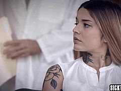 La latina Vanessa Vega fa sesso davanti al dottore per pagare il trattamento medico