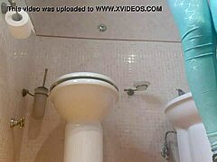 מצלמה נסתרת של אמא עם ישבן גדול מצלמת אותה נוזלת בשירותים