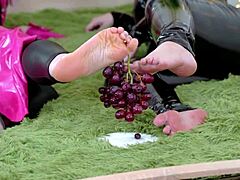 Погоне лепе дебеле жене уживају у обожавању стопала Арије Грандер