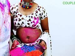 Ibu India amatir dengan payudara besar ditiduri pada Hari Holi yang bahagia