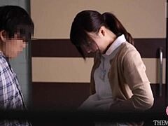 Intensiv fitta slickning och fingering med en japansk mamma