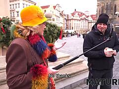 Eine ältere Frau genießt Doggystyle mit einem jungen Hengst in Prag
