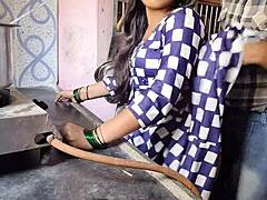 Az indiai szobalányt megbaszta a mostohaférje