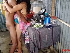 Uma indiana madura faz sexo duro em estilo cachorrinho na webcam