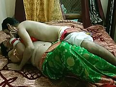 Indisk stedmor og hendes unge elev engagerer sig i dampende fitte-knald