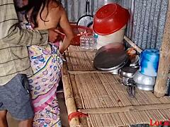 Ερασιτεχνικό ινδικό ζευγάρι με ερασιτεχνικό σύζυγο και φίλο σε διαφυλετικό σεξ στην κουζίνα
