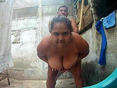 Um casal amador se grava fazendo sexo no quintal de sua casa